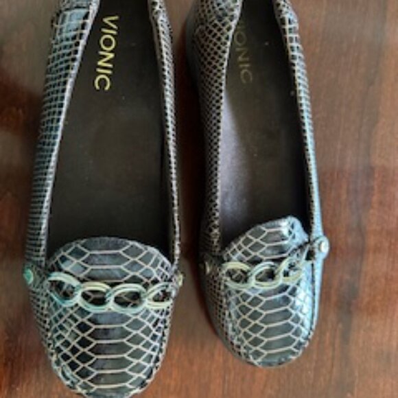 Vionic crocodile embossed leather loafer - Picture 8 of 8
